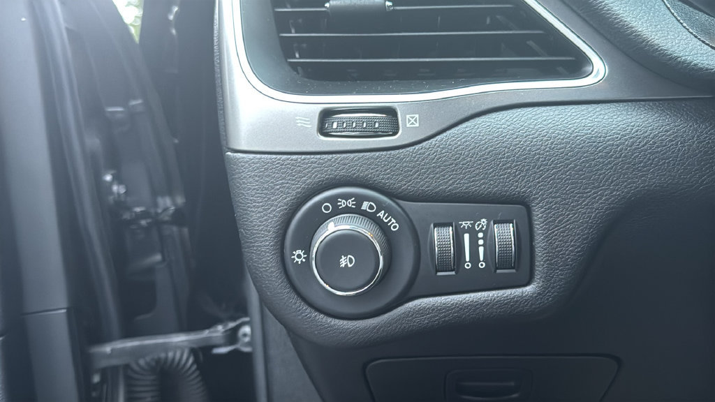 Used 2019 Jeep Cherokee Latitude Plus w/ Cold Weather Group AWD/4WD image 17