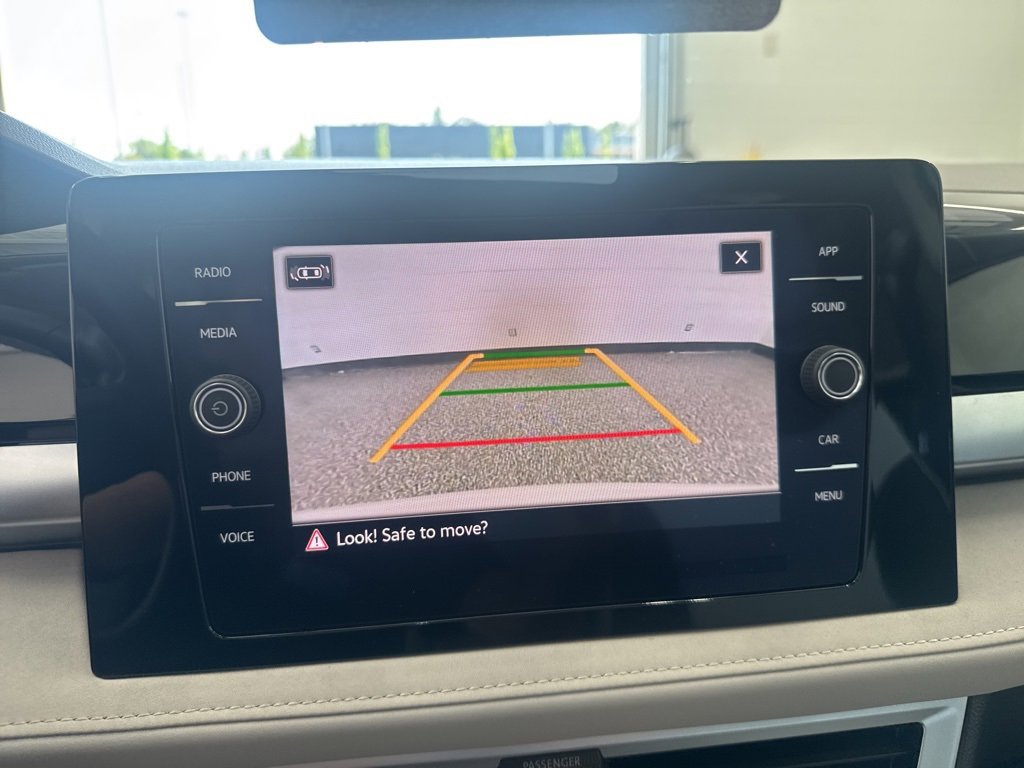 Certified 2025 Volkswagen Taos SE image 22