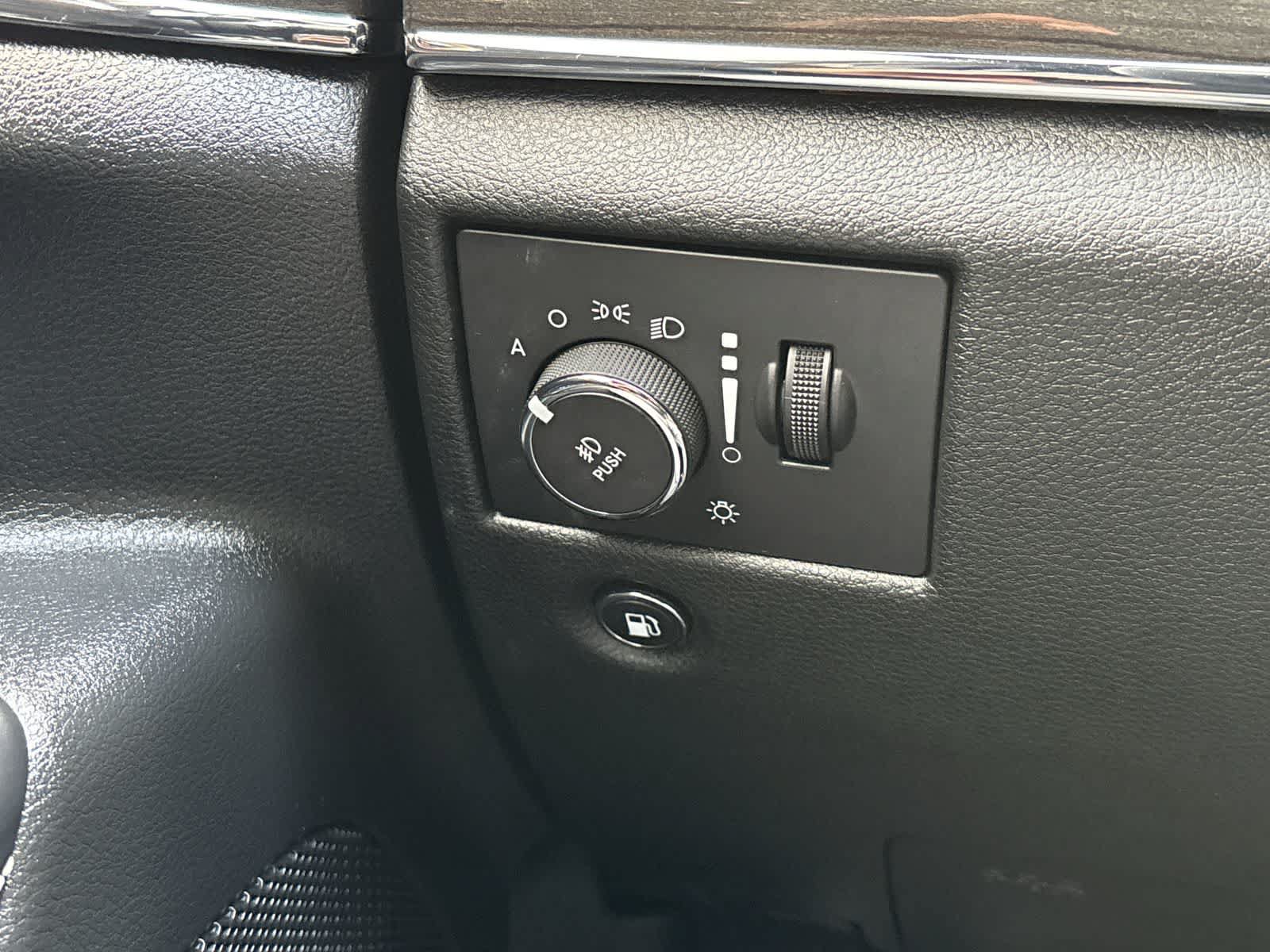 Used 2015 Jeep Grand Cherokee Overland w/ Advanced Technology Group AWD/4WD image 13