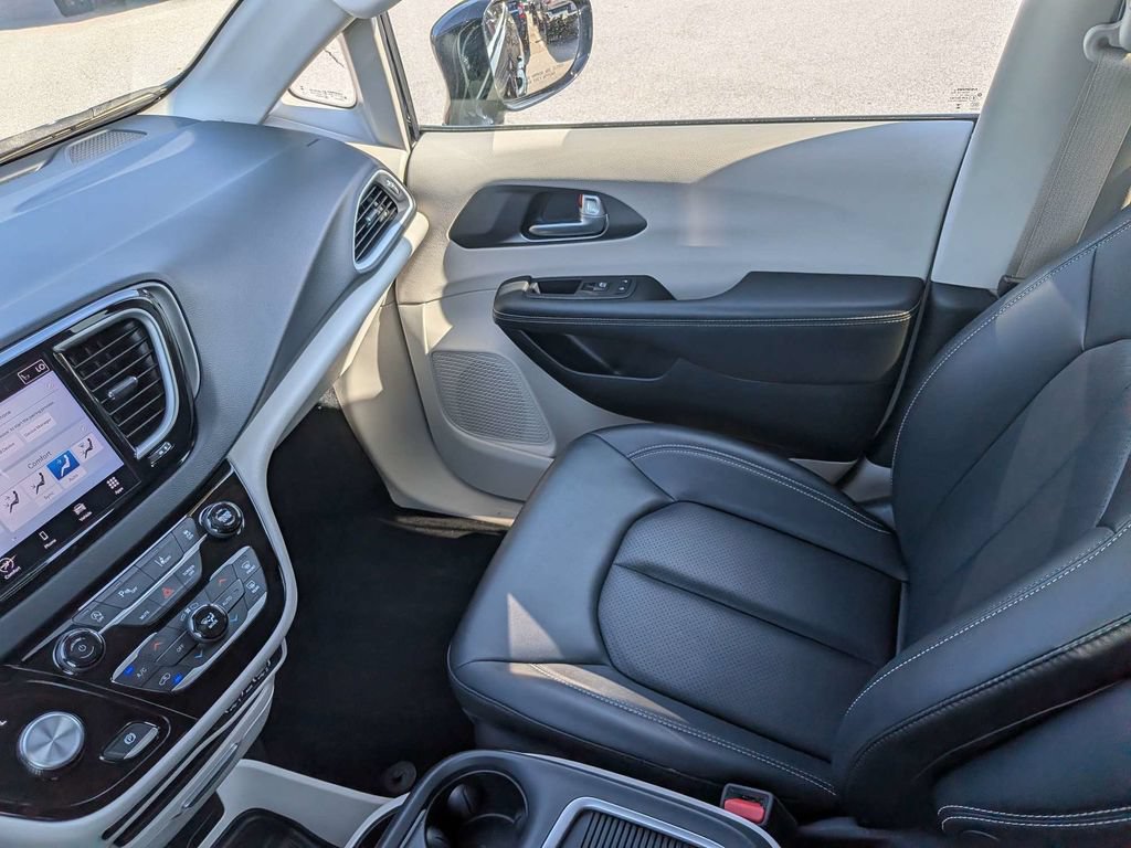 Used 2024 Chrysler Pacifica Touring-L FWD image 17