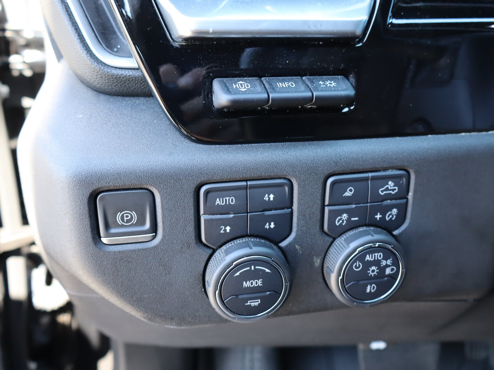 Used 2023 Chevrolet Silverado 1500 High Country w/ Technology Package AWD/4WD image 23