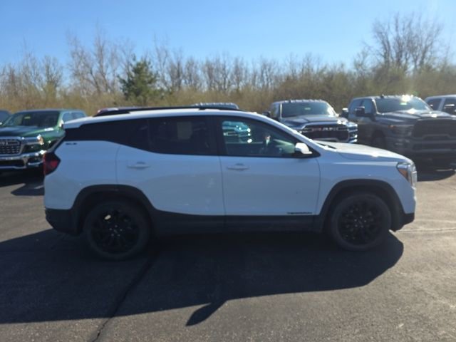 Used 2022 GMC Terrain SLE w/ Driver Convenience Package image 3