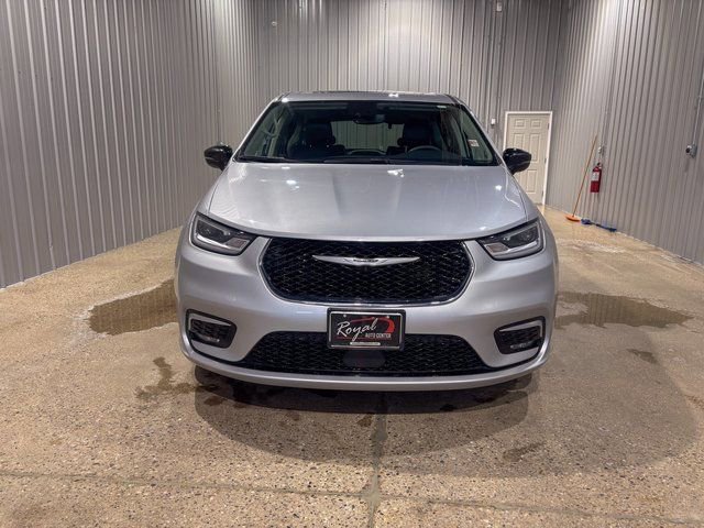 Used 2024 Chrysler Pacifica Limited image 9