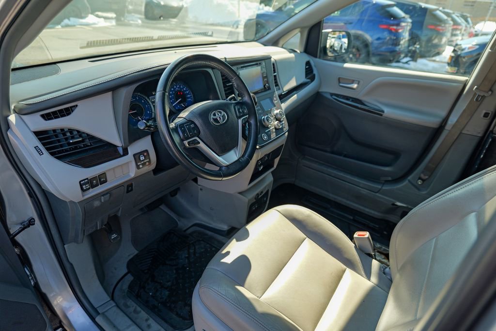 Used 2018 Toyota Sienna XLE w/ XLE Navigation Package FWD image 18