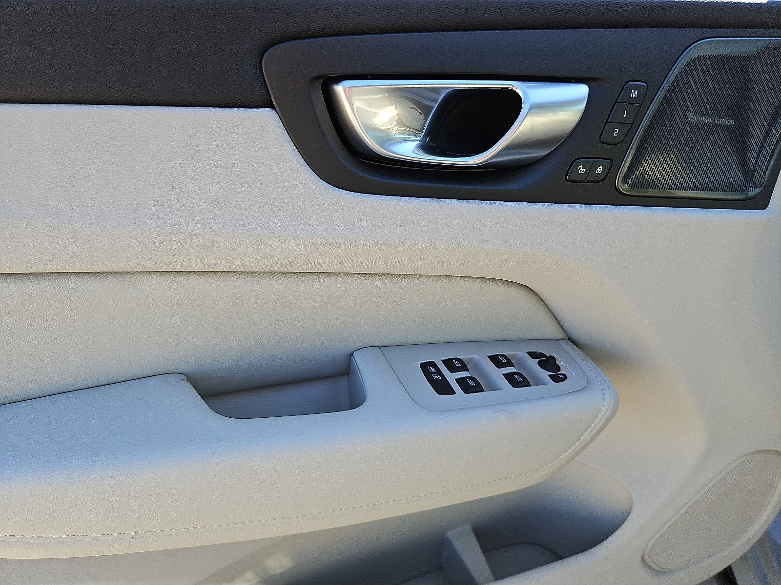 New 2026 Volvo XC60 B5 Ultra w/ Protection Package Premier AWD/4WD image 10
