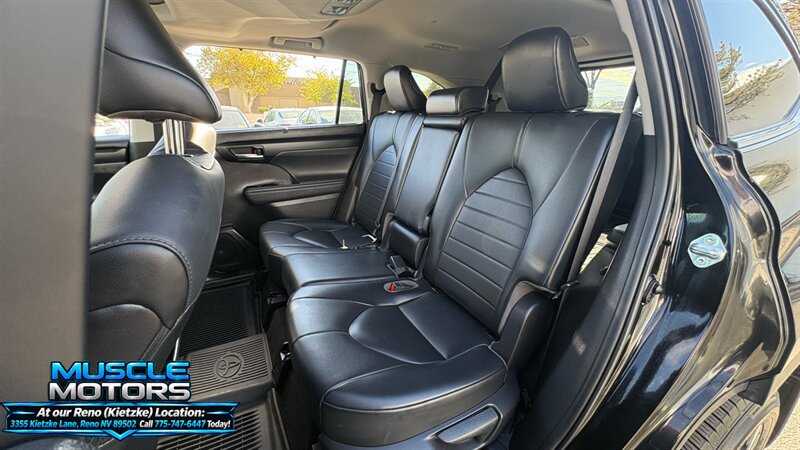 Used 2021 Toyota Highlander XLE AWD/4WD image 14