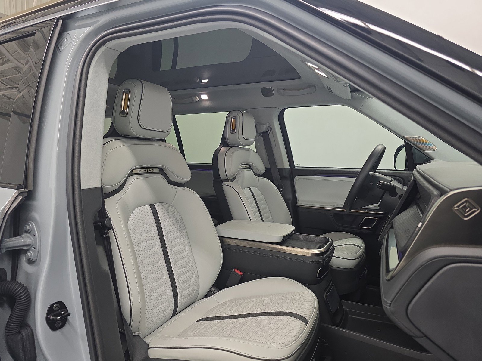 Used 2024 Rivian R1S Adventure AWD/4WD image 24