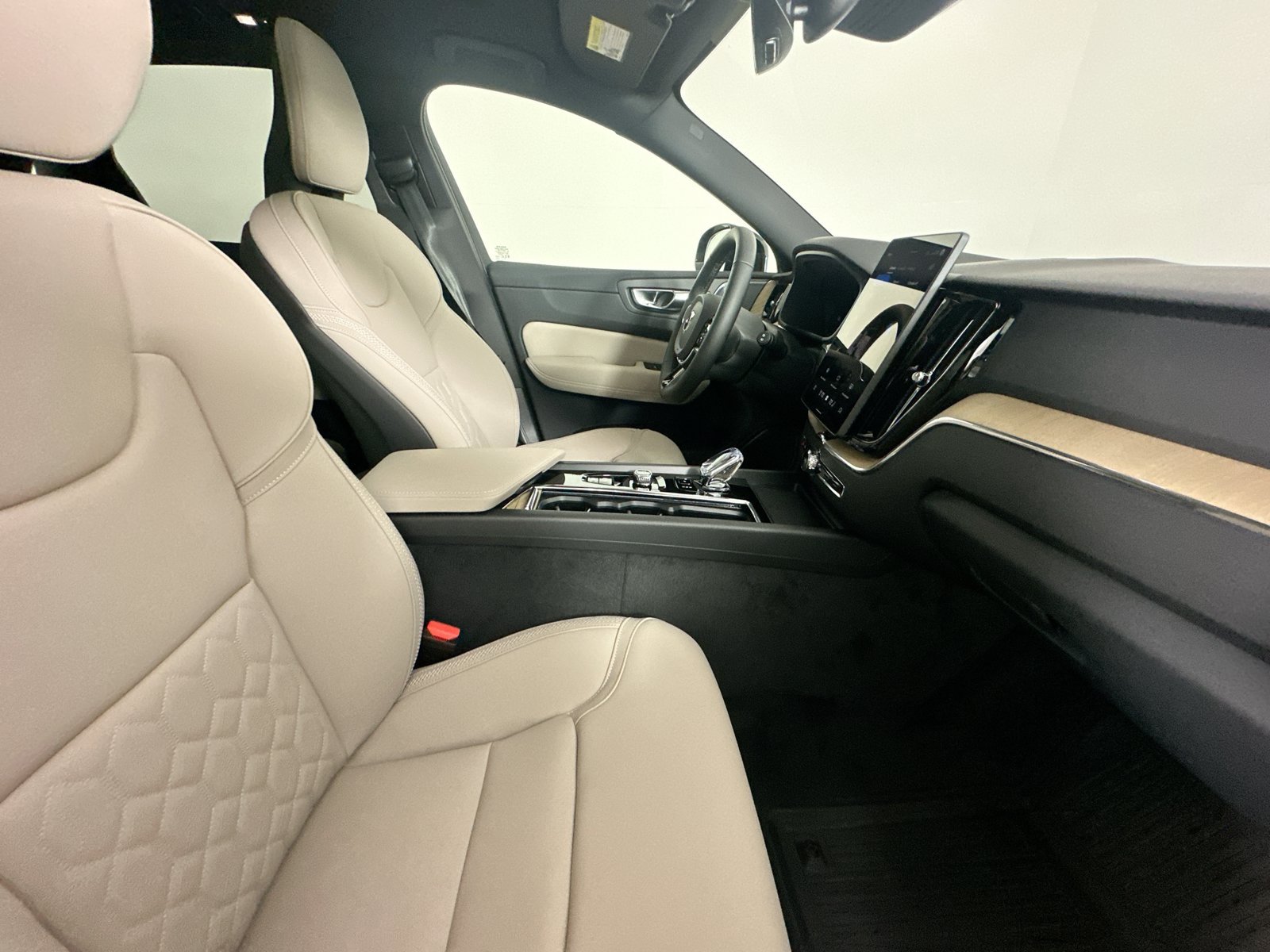 New 2027 Volvo XC60 B5 Plus AWD/4WD image 45