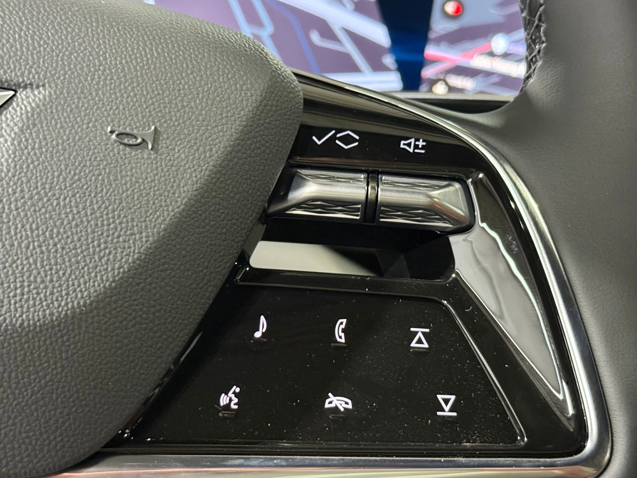 New 2026 Cadillac Optiq Luxury 2 image 27