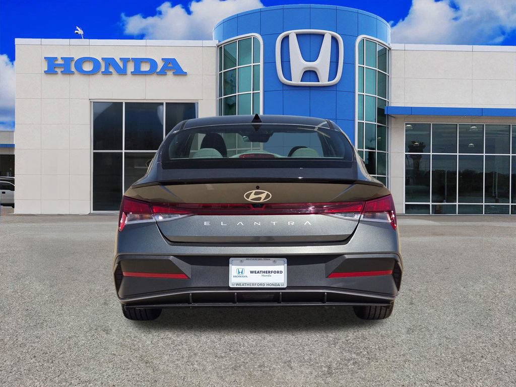 Used 2025 Hyundai Elantra Sport FWD image 4