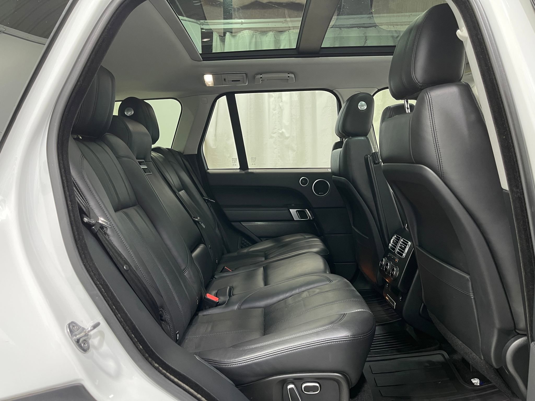 Used 2015 Land Rover Range Rover Supercharged AWD/4WD image 29