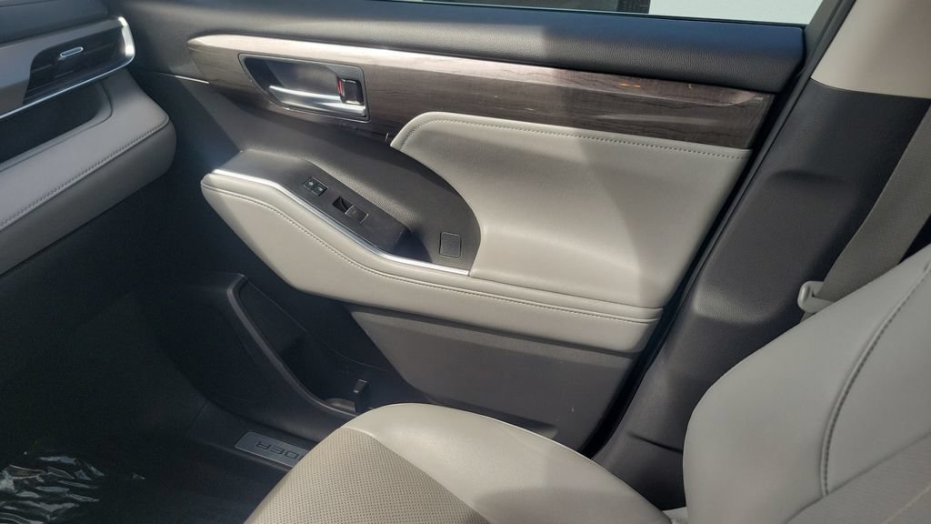 Certified 2021 Toyota Highlander Limited FWD image 13