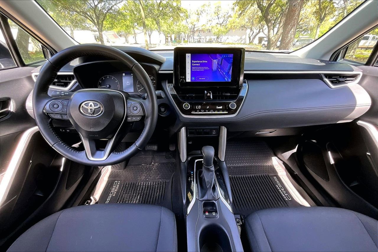 Used 2024 Toyota Corolla Cross LE w/ Moonroof Package image 7