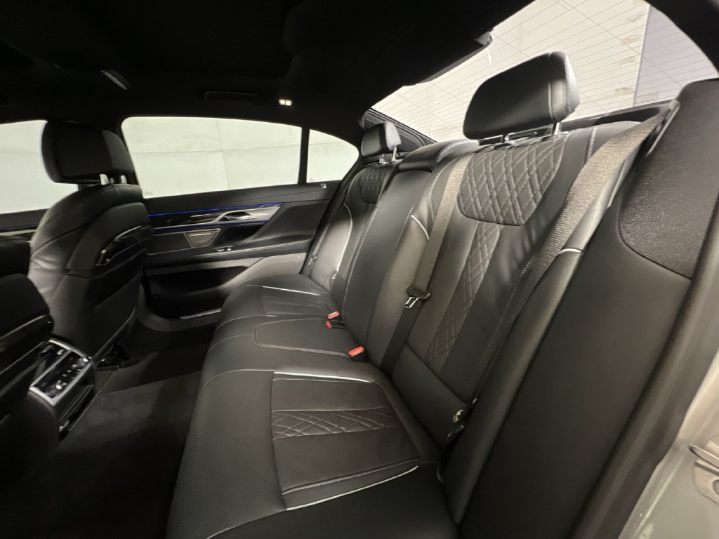 Used 2022 BMW 750i xDrive w/ M Sport Package AWD/4WD image 25