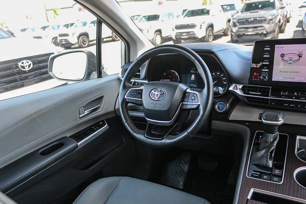 Certified 2023 Toyota Sienna XLE FWD image 5