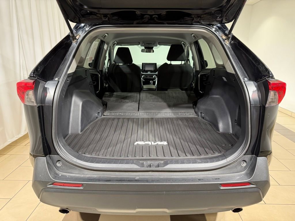 Used 2021 Toyota RAV4 LE image 12