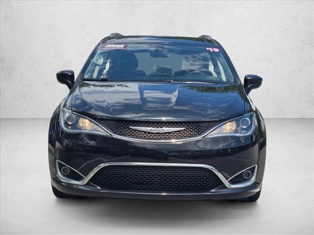 Used 2019 Chrysler Pacifica Touring-L FWD image 2