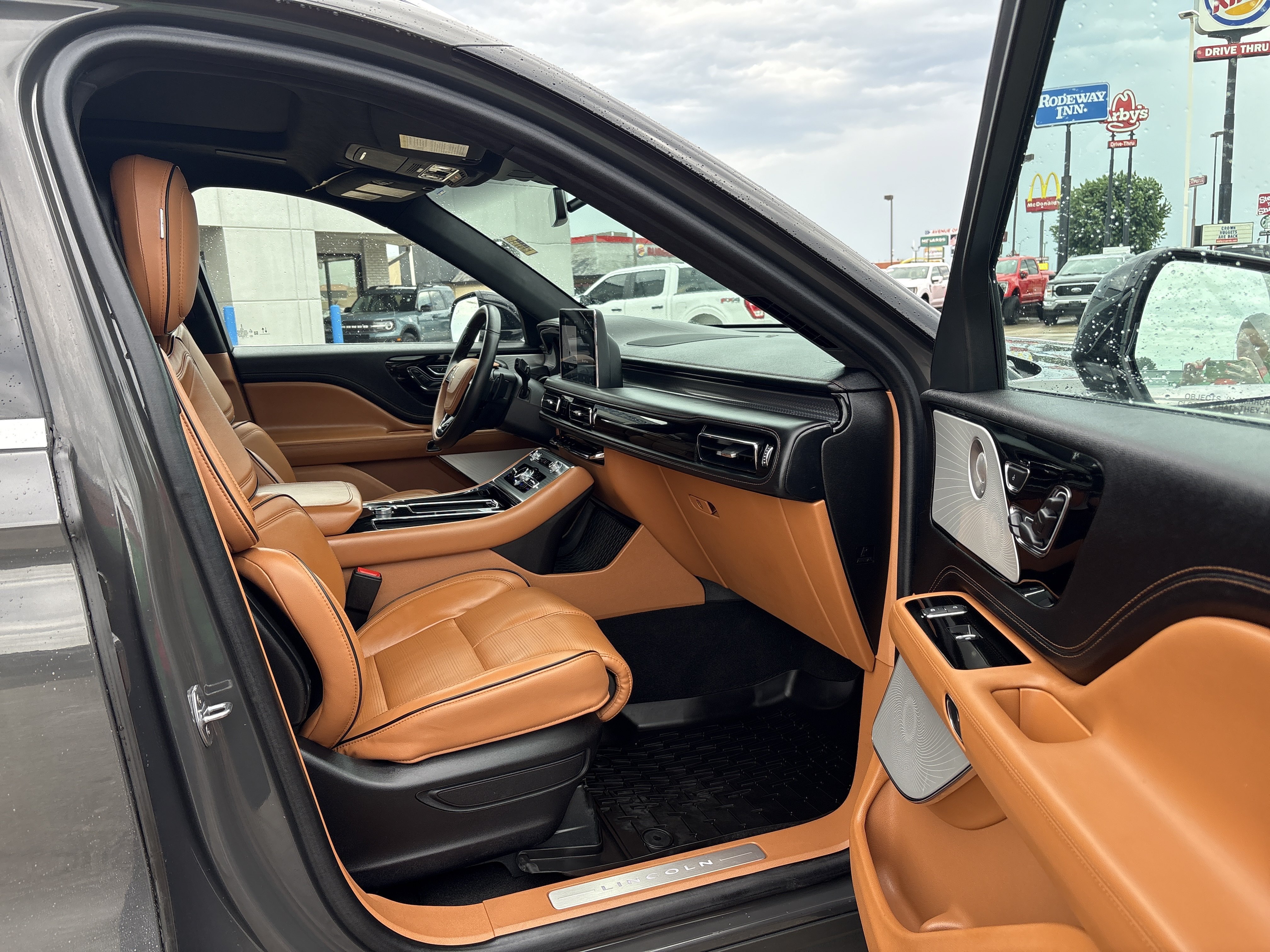 Used 2024 Lincoln Aviator Black Label AWD/4WD image 11