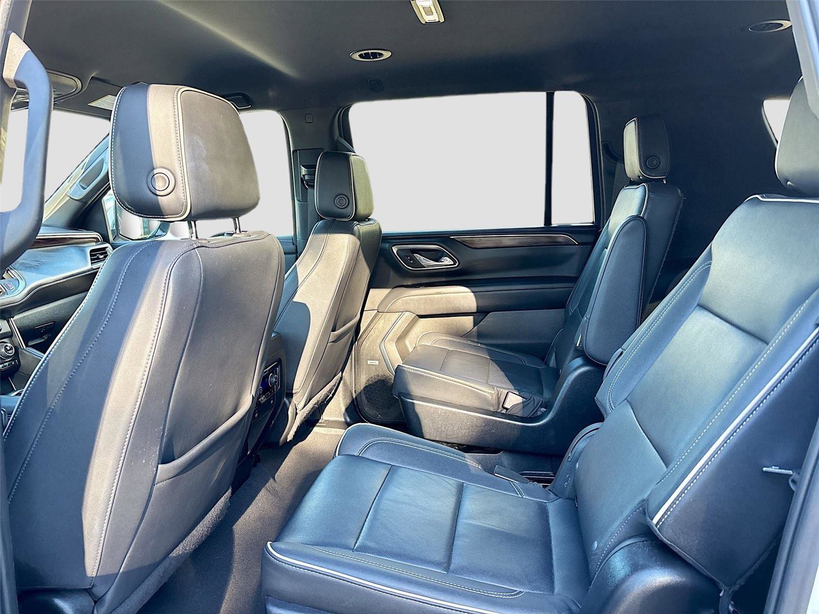 Used 2023 Chevrolet Suburban Premier image 27