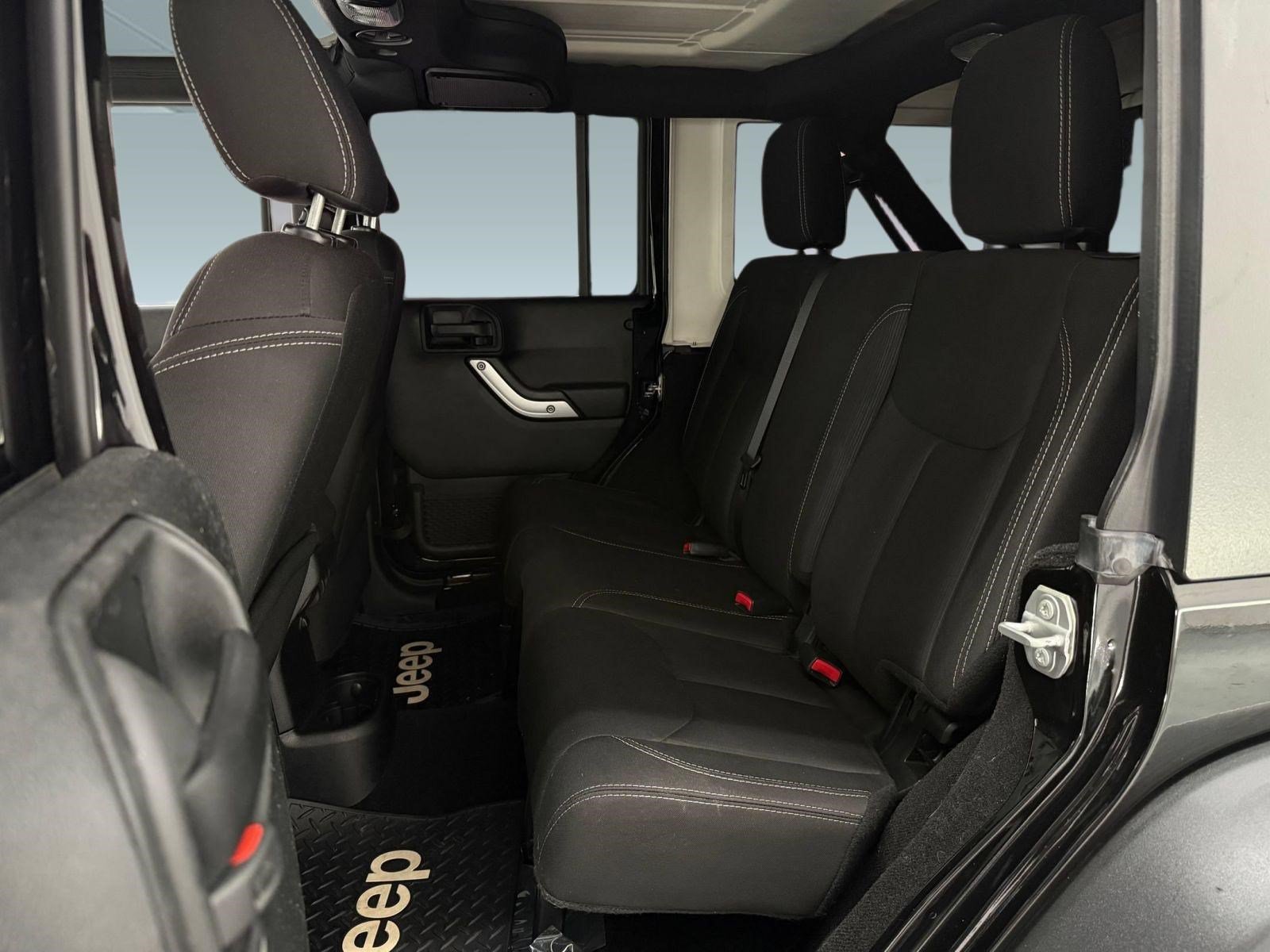 Used 2018 Jeep Wrangler Unlimited Rubicon w/ Connectivity Group AWD/4WD image 19
