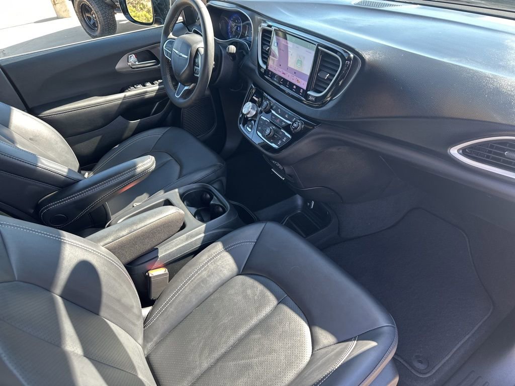 Used 2025 Chrysler Pacifica Select image 29