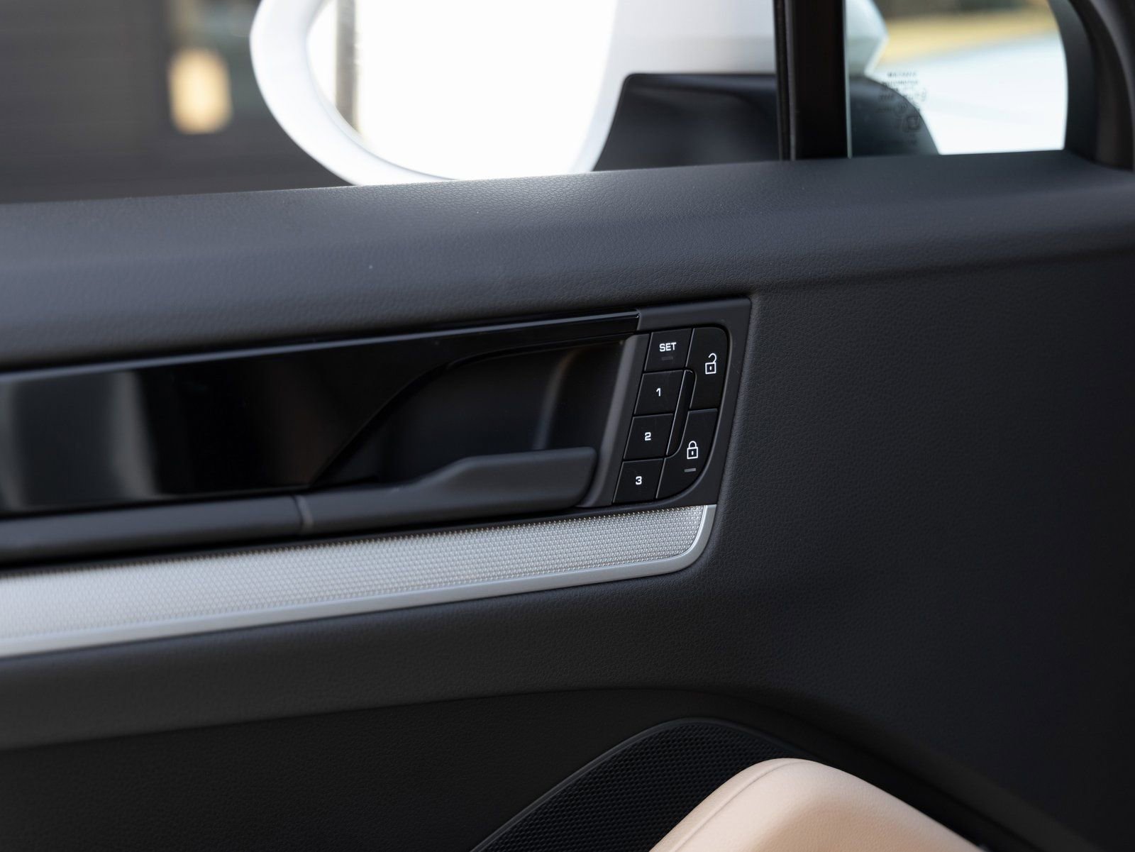 Certified 2025 Porsche Cayenne Coupe image 15