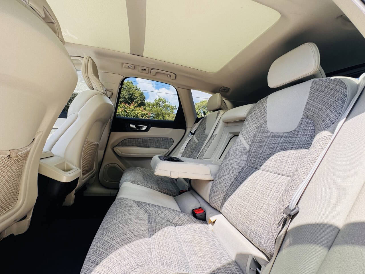 Used 2022 Volvo XC60 B5 Momentum image 11