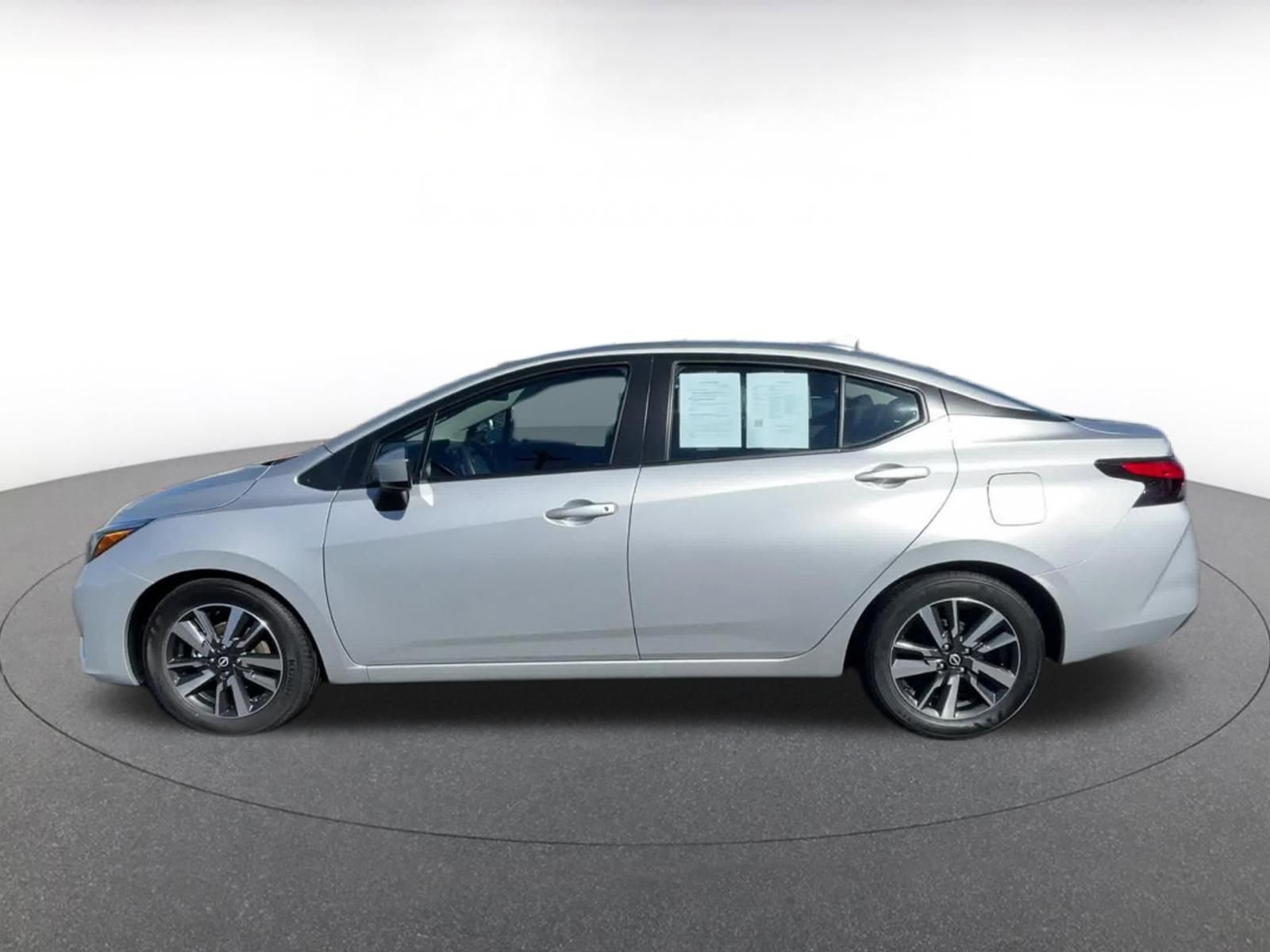 Used 2025 Nissan Versa SV image 9