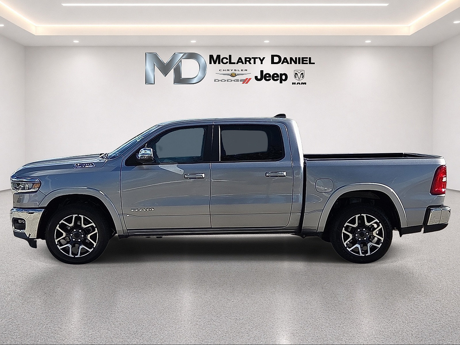Used 2025 RAM 1500 Laramie AWD/4WD image 3