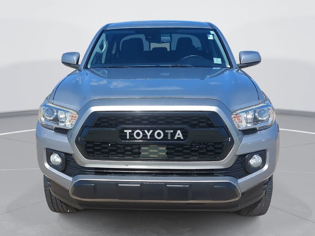 Used 2018 Toyota Tacoma SR5 RWD image 2