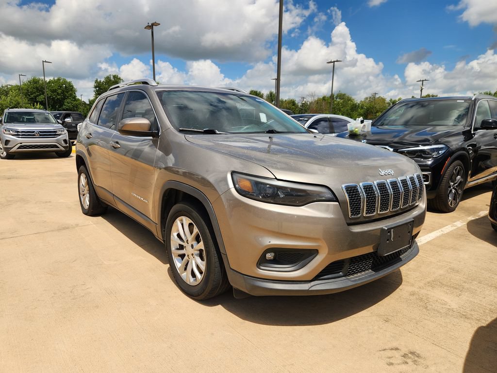 Used 2019 Jeep Cherokee Latitude w/ Popular Appearance Group FWD image 2