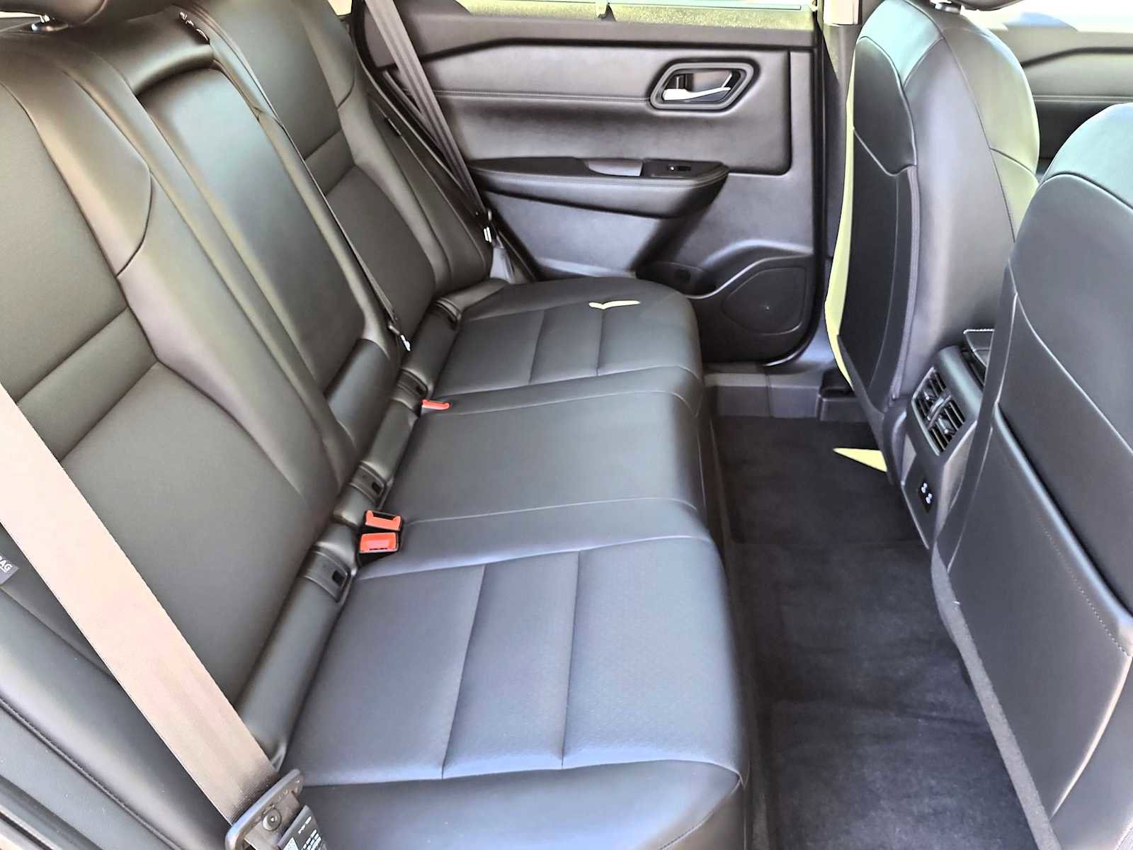 Used 2024 Nissan Rogue SV w/ SV Premium Package image 16