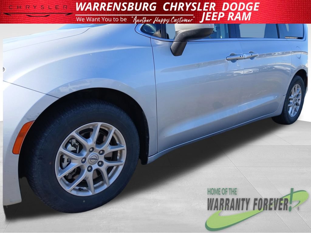 Used 2023 Chrysler Voyager LX FWD image 34