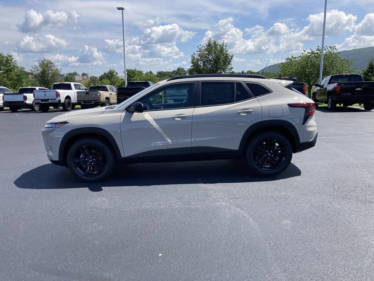 New 2026 Chevrolet Trax ACTIV w/ Sunroof Package FWD image 4