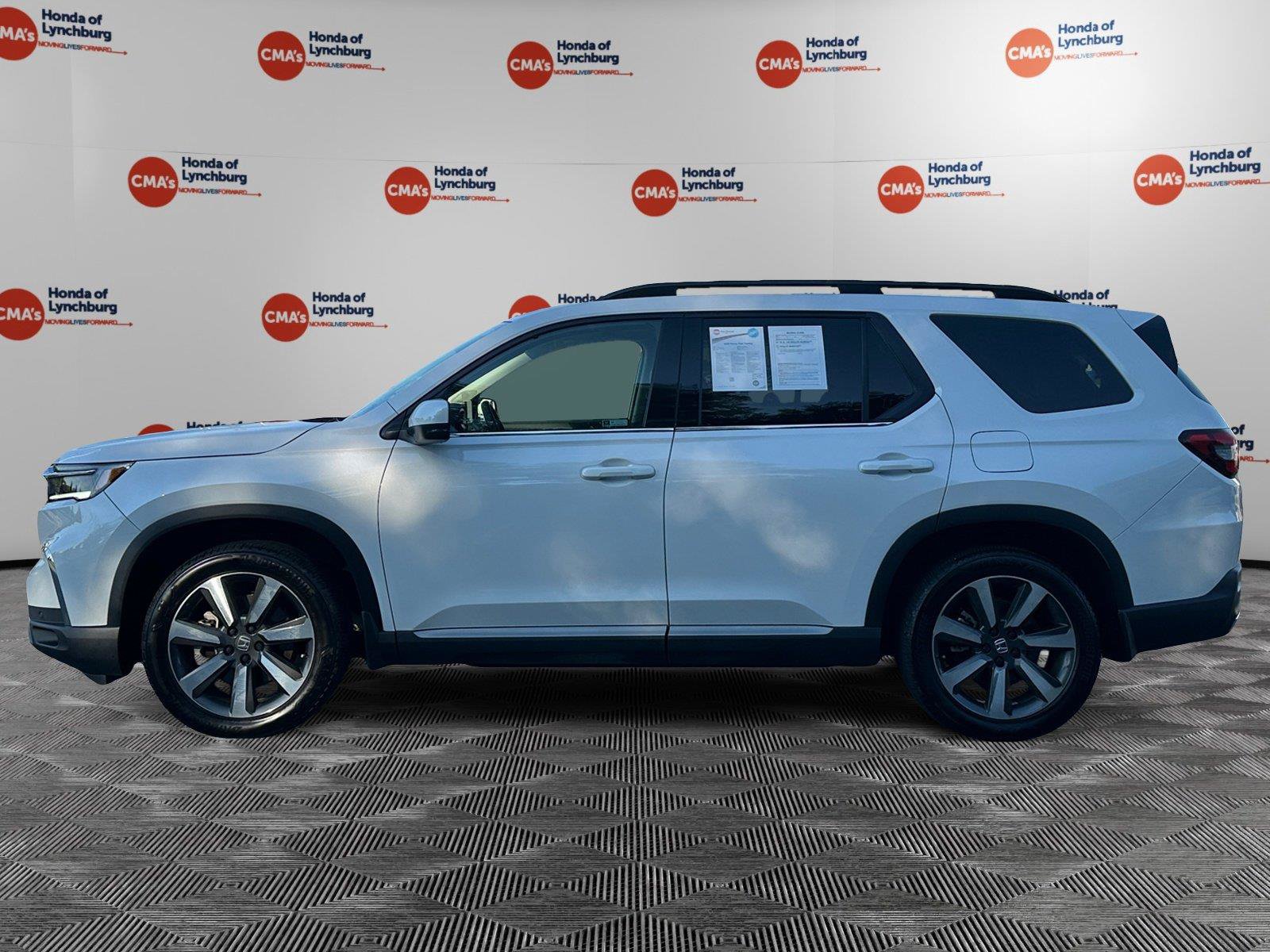 Used 2025 Honda Pilot Touring image 2