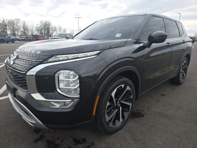 Used 2022 Mitsubishi Outlander SE image 2