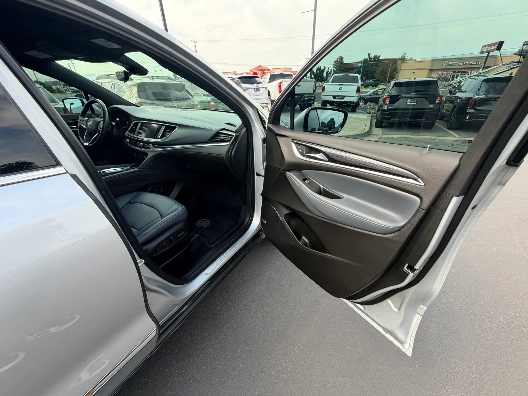 Used 2022 Buick Enclave Premium w/ Surround and Sites Package AWD/4WD image 28