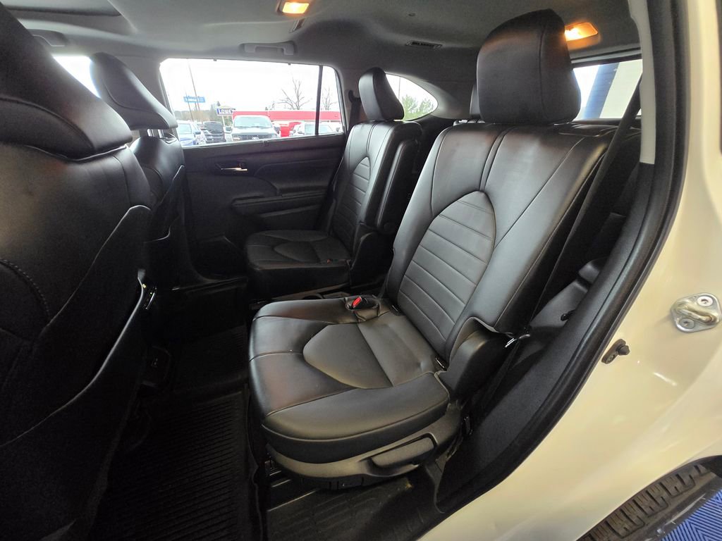 Used 2022 Toyota Highlander XLE image 22
