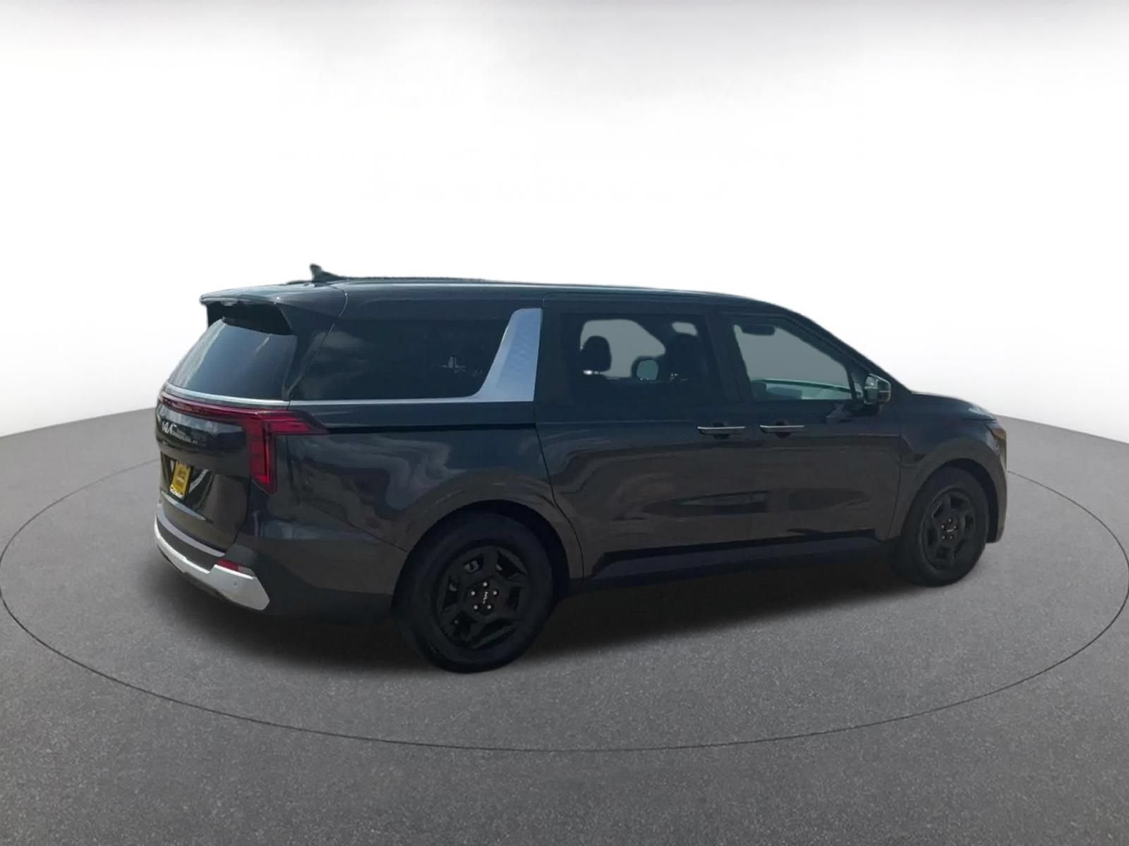 Used 2026 Kia Carnival FWD image 11