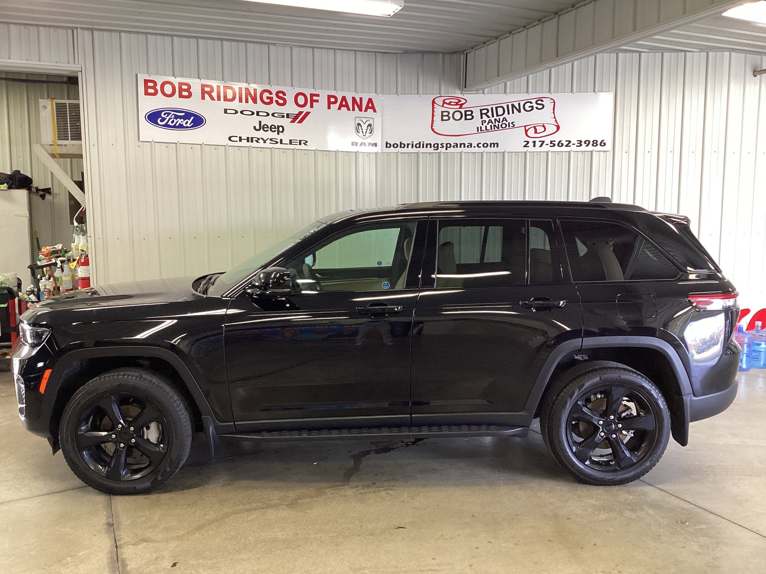 Used 2024 Jeep Grand Cherokee Limited w/ Luxury Tech Group II image 2