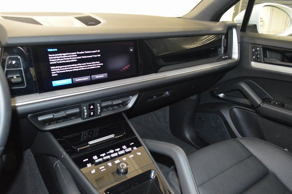 Certified 2025 Porsche Cayenne image 10