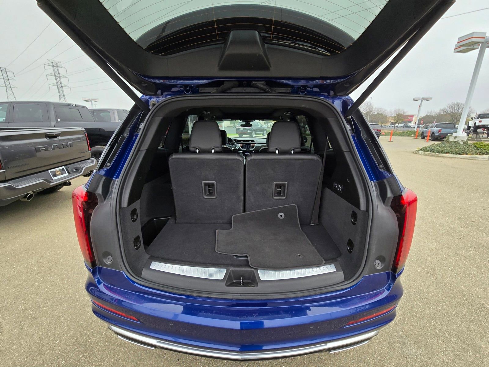 Used 2025 Cadillac XT6 Premium Luxury image 9