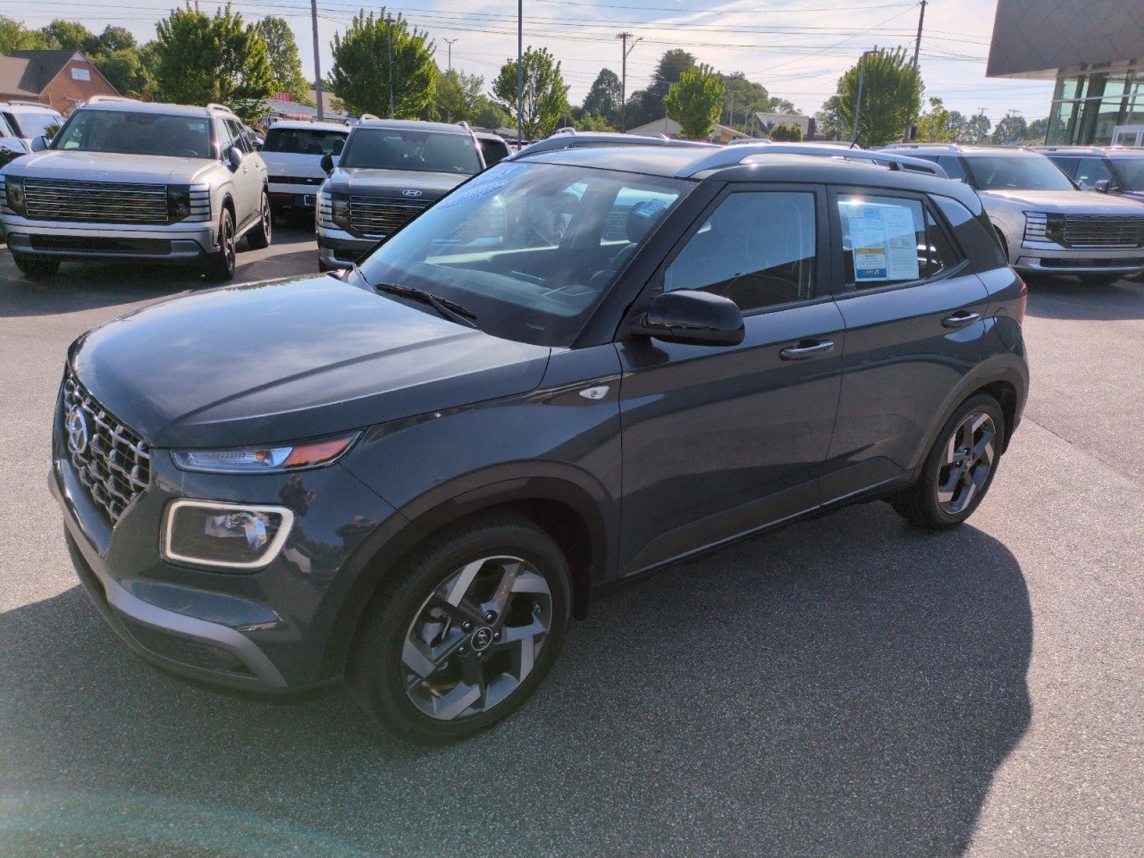 Used 2023 Hyundai Venue Limited w/ Cargo Package FWD image 3