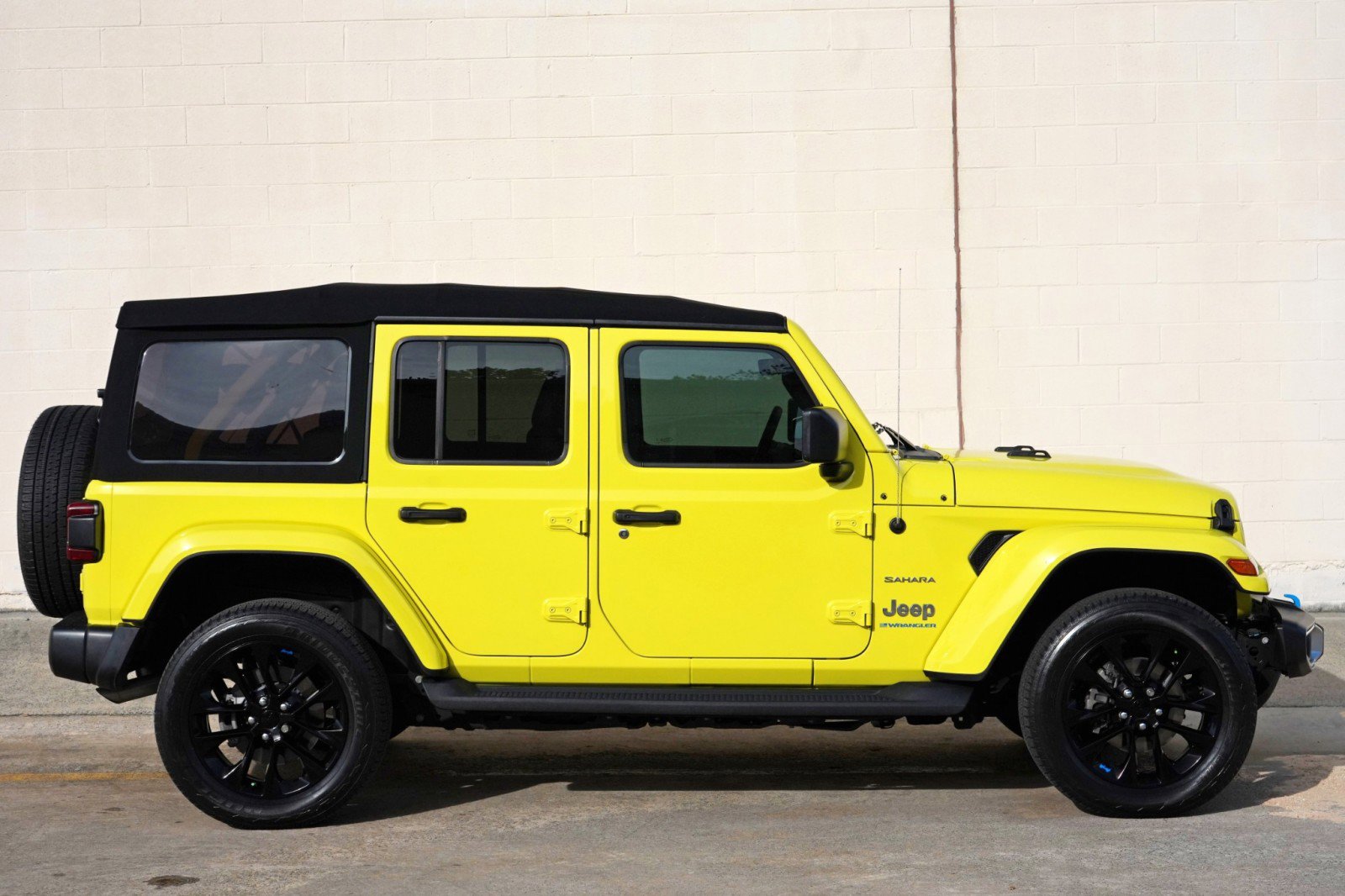 Used 2023 Jeep Wrangler Unlimited Sahara AWD/4WD image 50