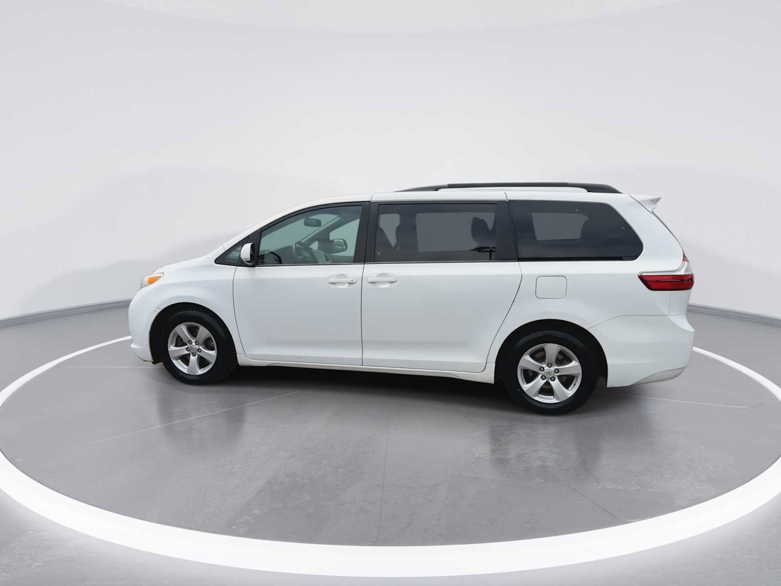Used 2015 Toyota Sienna LE FWD image 5