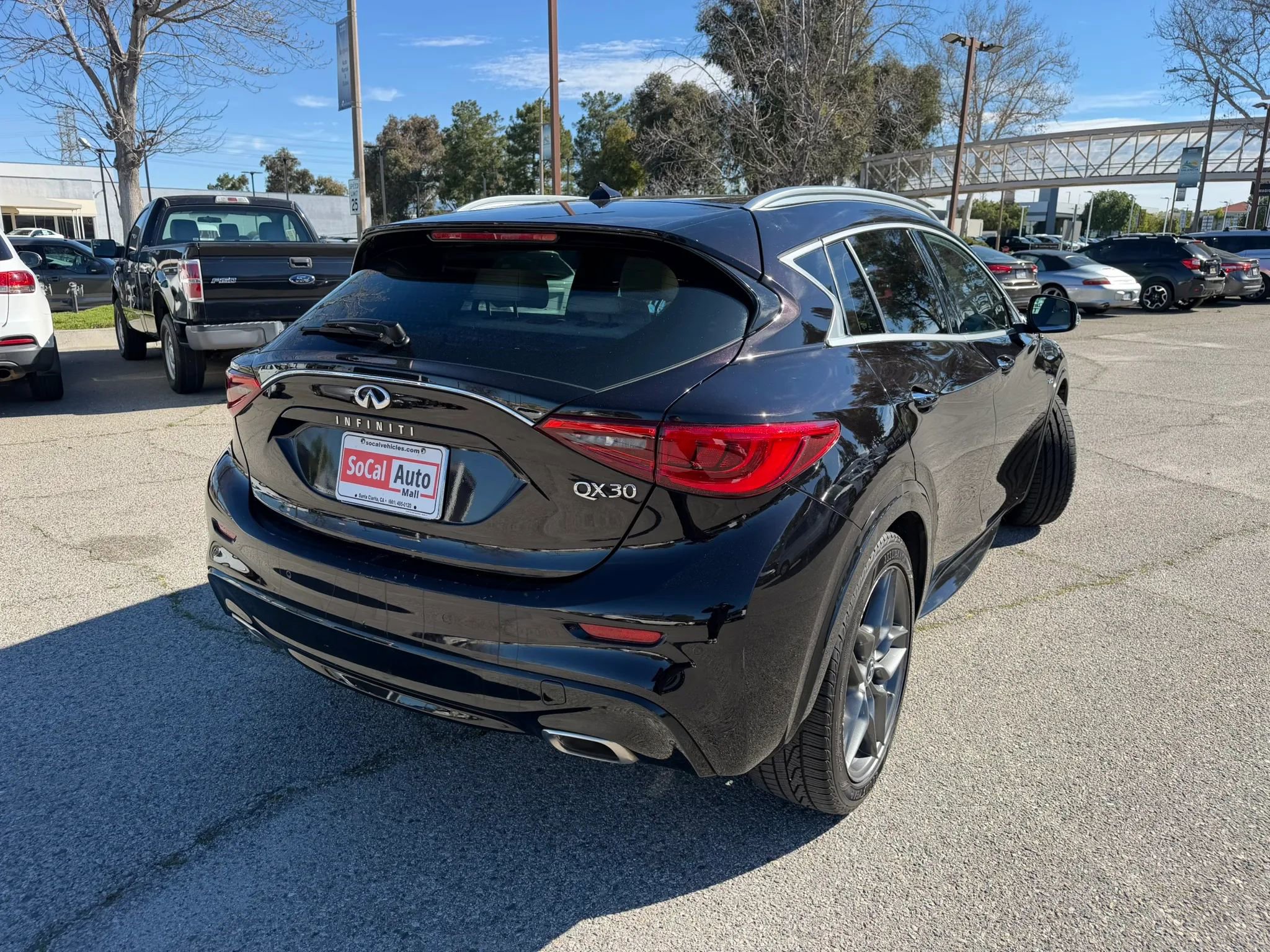 Used 2017 INFINITI QX30 Premium w/ Navigation Package image 3