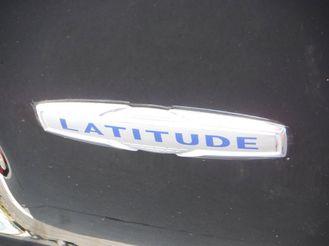Used 2019 Jeep Cherokee Latitude Plus w/ Cold Weather Group AWD/4WD image 9