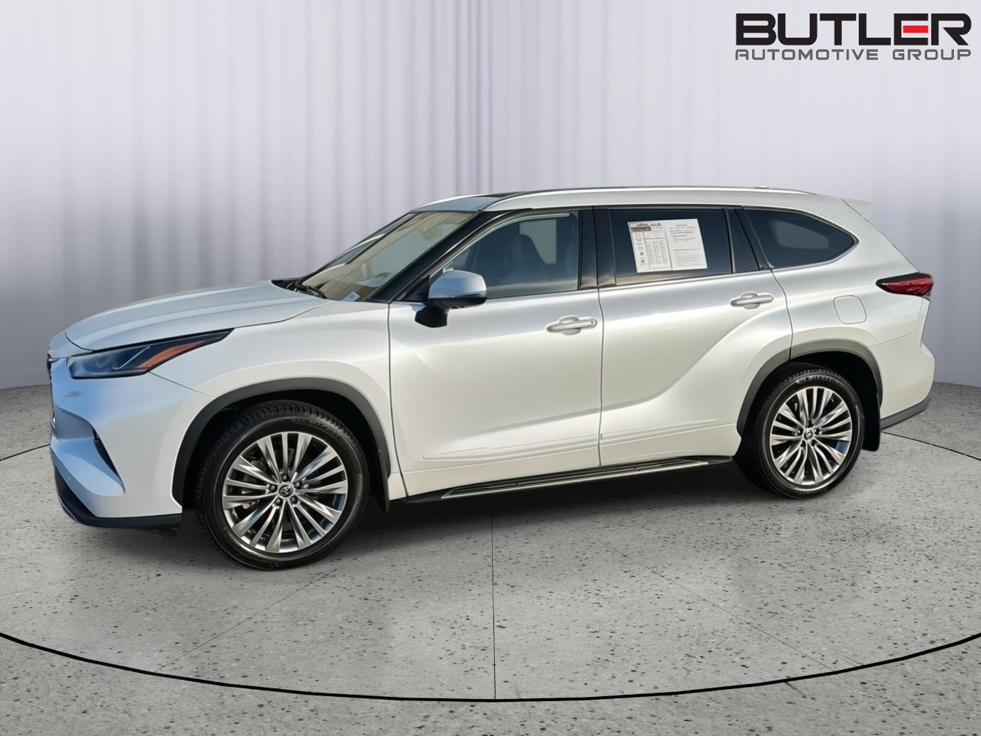 Used 2022 Toyota Highlander Platinum AWD/4WD image 3