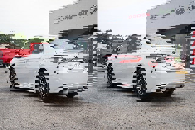 Used 2023 Toyota Camry SE image 3