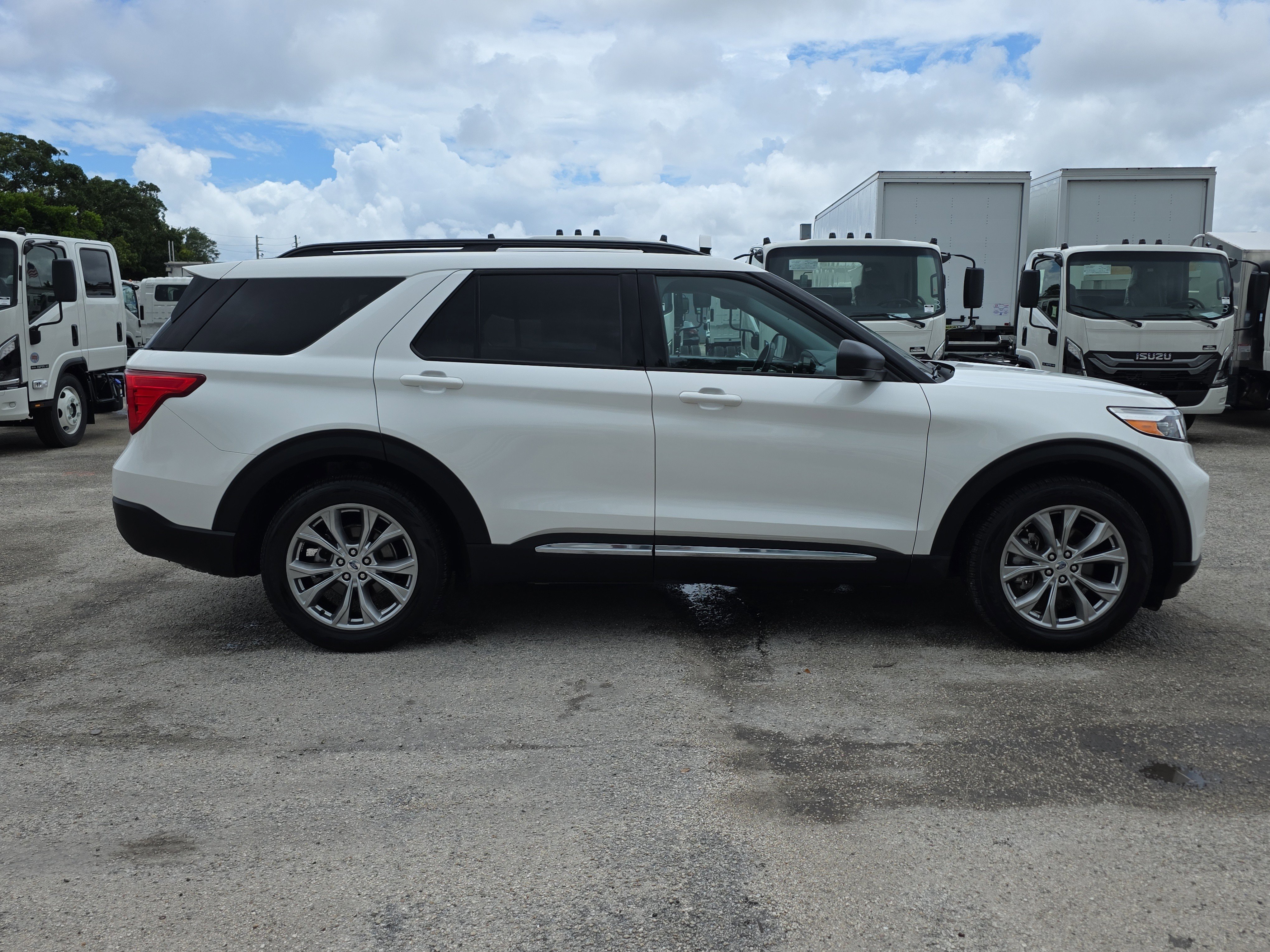 Used 2023 Ford Explorer XLT w/ Equipment Group 202A RWD image 8